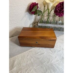 Lane Cedar Box 9" X 5" With Hinged Lid No Key. T&H Home Furnishers Elk Grove Ca
